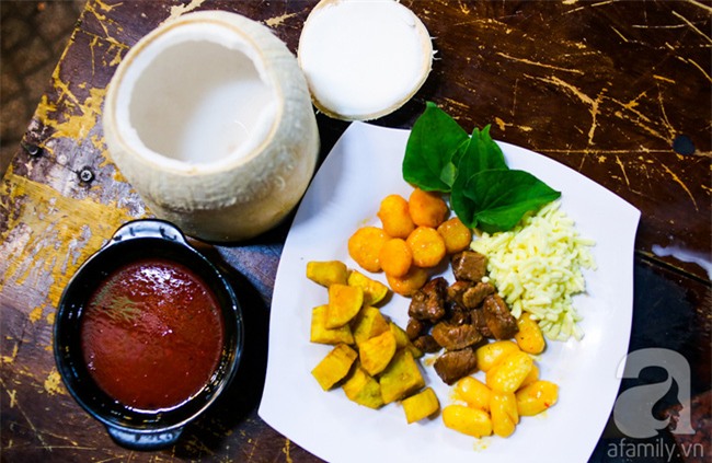 Dừa hỏa diệm sơn - món ăn vừa xuất hiện đã hứa hẹn gây bão ở Sài Gòn - Ảnh 4.