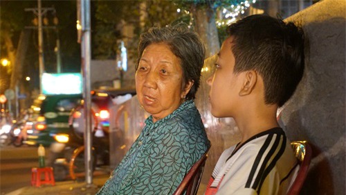 bà lão 30 nam bán vé só, xang xe trong dem nuoi cháu an học - 1