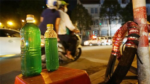 bà lão 30 nam bán vé só, xang xe trong dem nuoi cháu an học - 2