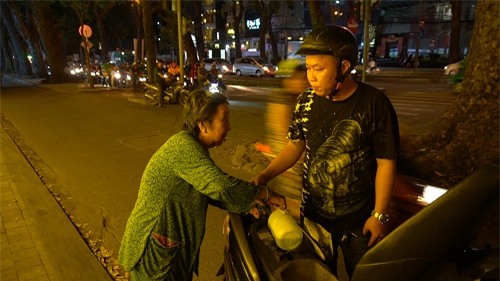 bà lão 30 nam bán vé só, xang xe trong dem nuoi cháu an học - 3