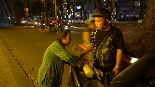 bà lão 30 nam bán vé só, xang xe trong dem nuoi cháu an học - 3
