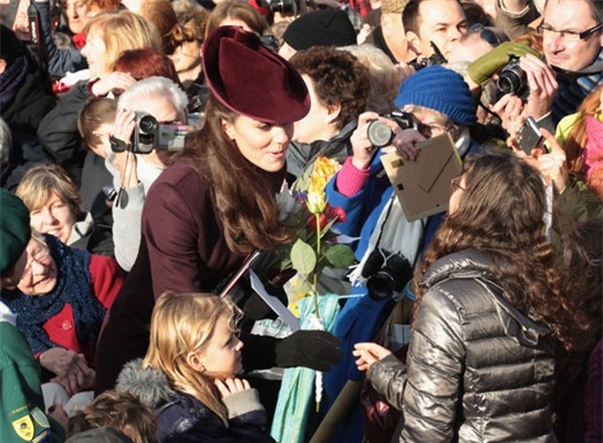 Thoáng 1 cái, công nương Kate đã trải qua 5 mùa Giáng sinh bên gia đình chồng và ngày càng xinh đẹp - Ảnh 3.