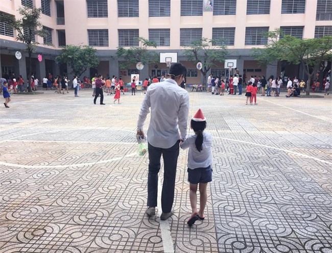 Chia tay bóng đá, Công Vinh thảnh thơi dắt tay Bánh Gạo đến trường - Ảnh 1.