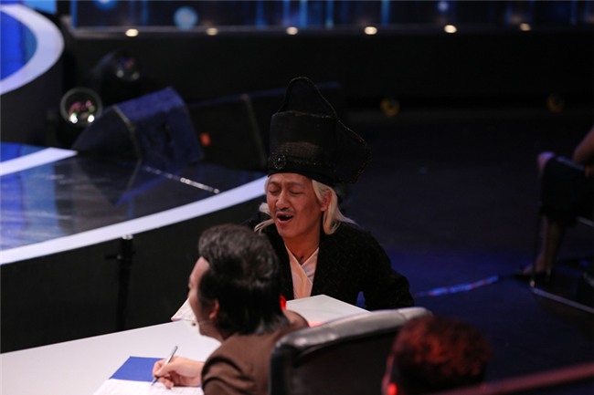 Trường Giang phải chạy lên bấm chuông thay Hoài Linh để tự cứu mình