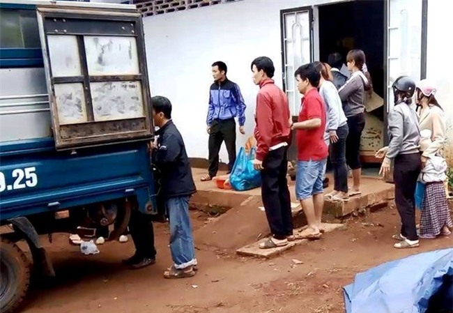 2 me con chet duói duoi gieng: gia dình khong du tien mua ao quan hinh anh 1