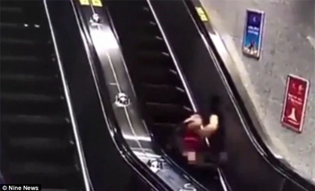 Trung Quốc: Cô gái đi giày cao gót, ngã lộn nhiều vòng khi đi thang cuốn - Ảnh 2.