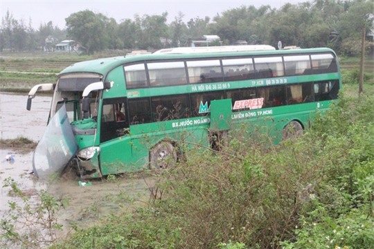Phần đầu xe khách bị hư hỏng nặng