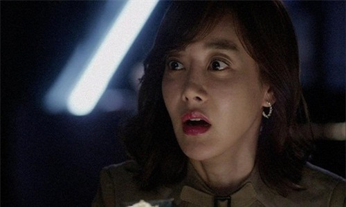 nhan nhin 4 nam nhin giup viec nam tren giuong chong - 1