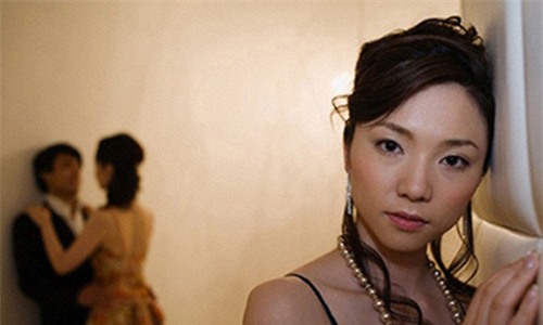 nhan nhin 4 nam nhin giup viec nam tren giuong chong - 2