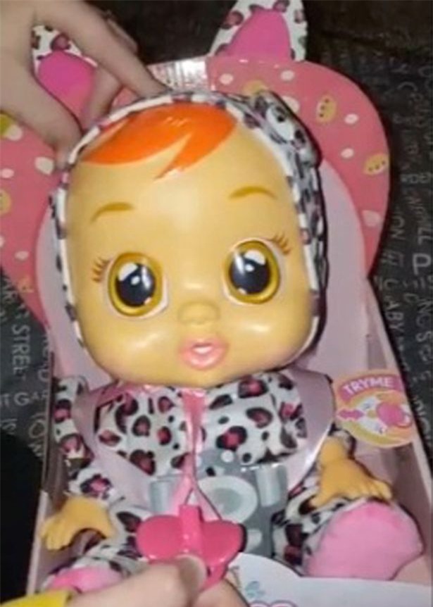 Tặng quà Giáng sinh cho con, người mẹ chết lặng khi nghe thấy tiếng rên khiêu dâm phát ra từ búp bê  - Ảnh 2.