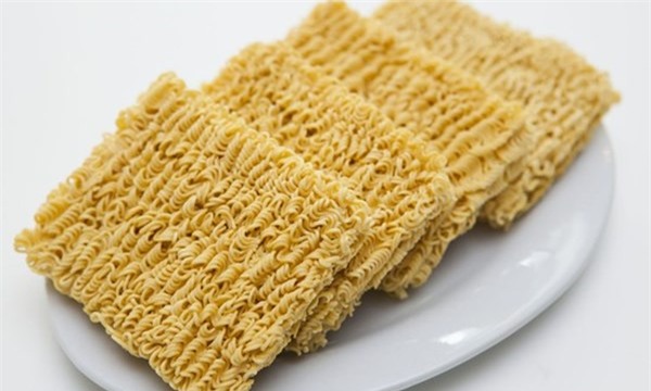 Mì tôm có chứa nhiều chất phụ gia không phù hợp với sức khỏe (Ảnh: Internet)