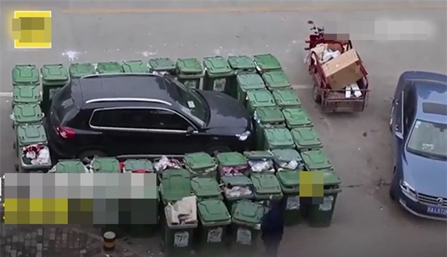 Đỗ xe thiếu ý thức, chủ xe tiền tỷ nhận bài học bốc mùi từ ông lão - Ảnh 2.