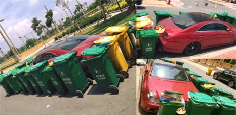 Đỗ xe thiếu ý thức, chủ xe tiền tỷ nhận bài học bốc mùi từ ông lão - Ảnh 3.