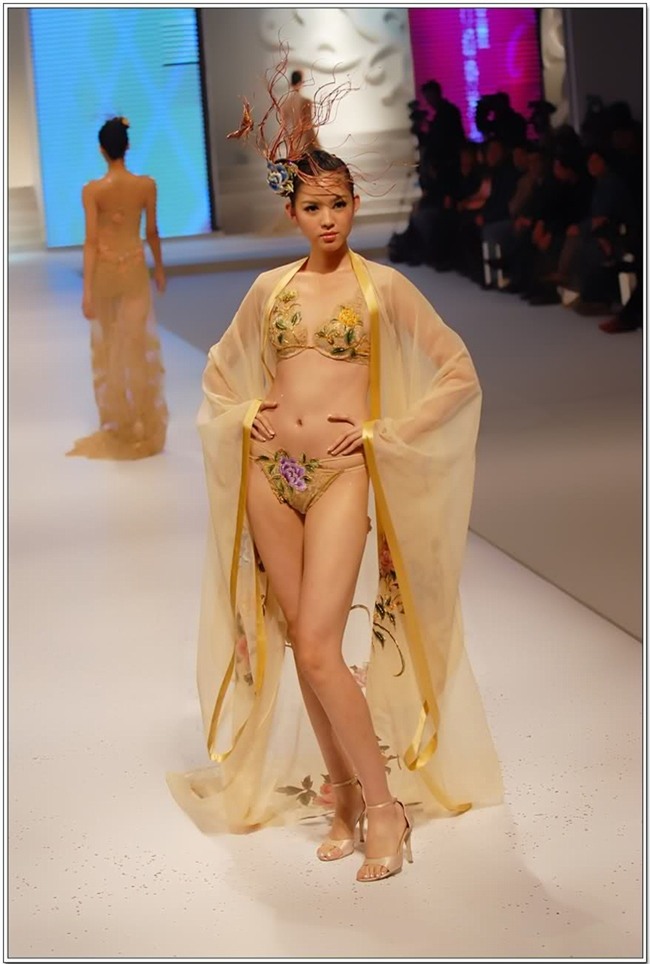 chan dai cu cua ty phu 72 tuoi hoang kieu vuot xa "nu hoang noi y" hinh anh 8