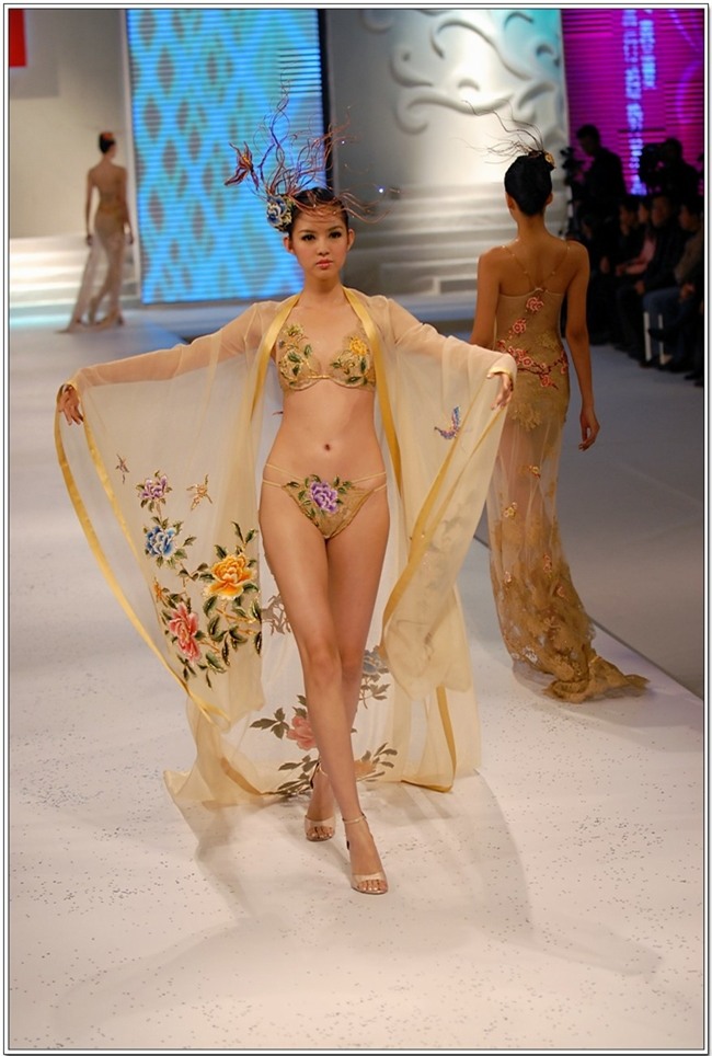 chan dai cu cua ty phu 72 tuoi hoang kieu vuot xa "nu hoang noi y" hinh anh 9