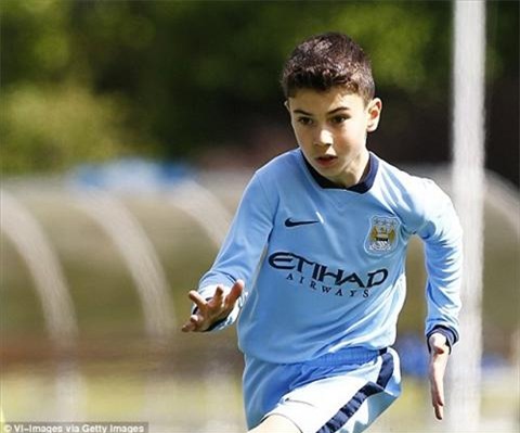 Con trai Rooney dau quan cho dai kinh dich Man City hinh anh