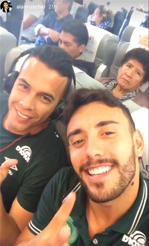 Ruschel (phải) được đổi chỗ ngồi trước khi máy bay chở đội Chapecoense bị rơi