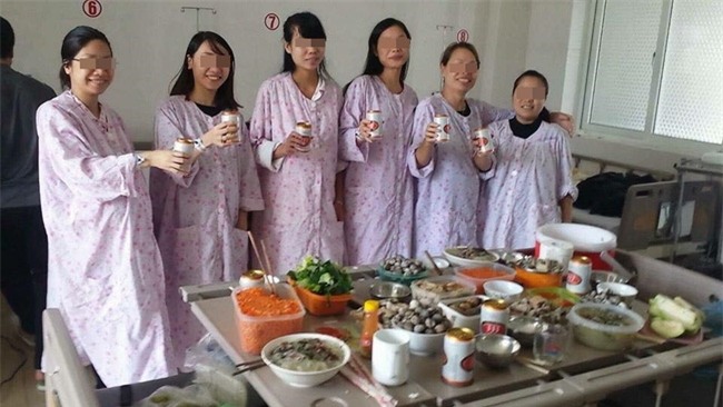 Chị em phát cuồng với team chờ đẻ ăn lẩu uống bia chụp hình kỉ niệm, bình tĩnh nhất vịnh Bắc Bộ - Ảnh 1.