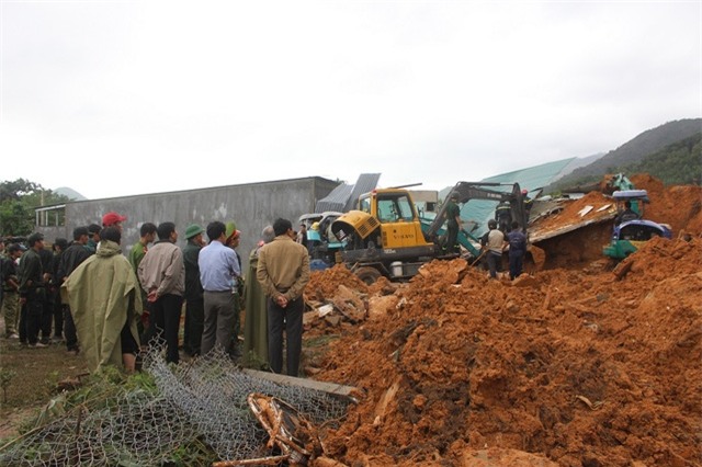 Hiện trường vụ sạt lở vùi lấp 2 mẹ con