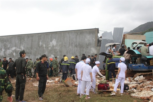 Lực lượng y tế đang có mặt ở bên dưới sẵn sàng cấp cứu nạn nhân