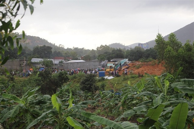 Hình ảnh vụ sạt lở vùi lấp 7 ngôi nhà, 2 người tử vong, hiện còn 2 người đang bị vùi lấp