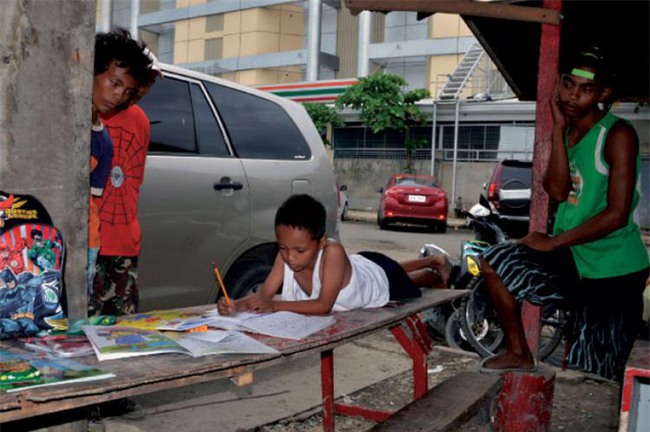 Bé trai ngồi học trên vỉa hè nhà hàng McDonalds, nhưng chỉ với 1 bức ảnh, cuộc sống của em đã hoàn toàn thay đổi - Ảnh 3.