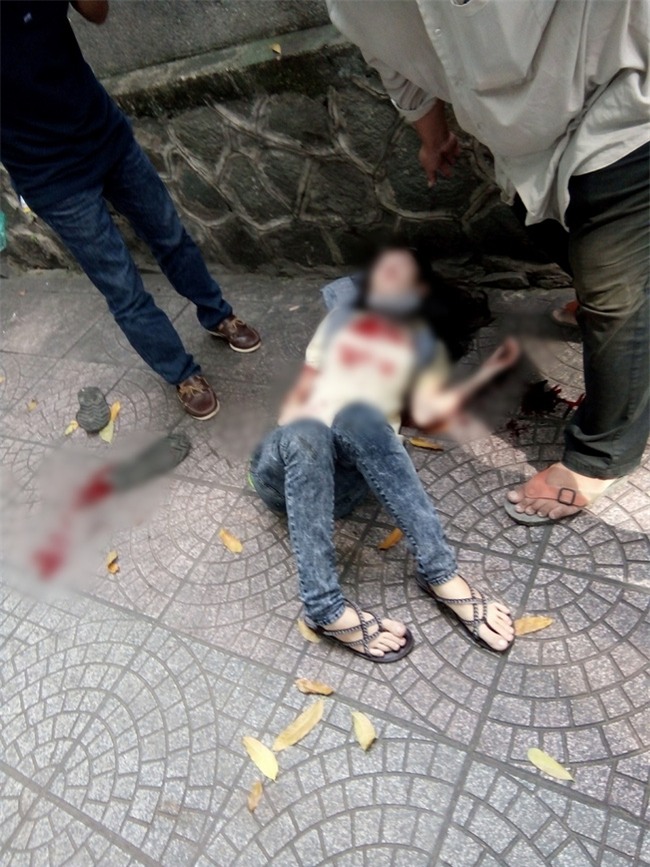 Nam thanh niên dùng dao đâm bạn gái rồi tự sát ở trung tâm Sài Gòn - Ảnh 2.