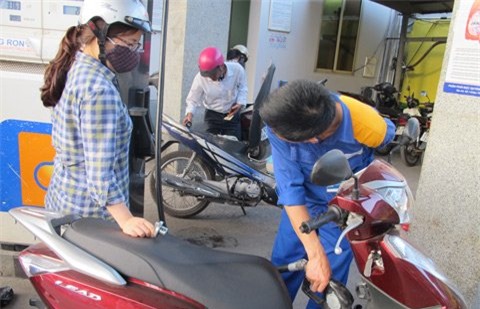 Giá xăng tăng mạnh 920 đồng từ 15h chiều nay