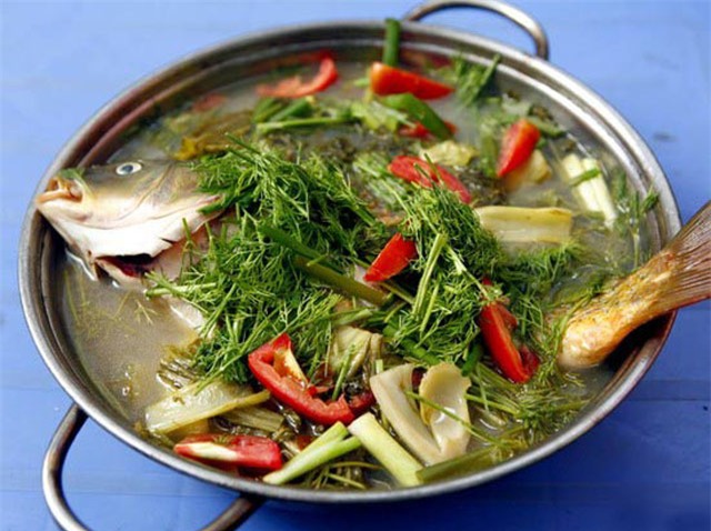 
Khi nấu, các amin trong cá sẽ bị phân hủy, do đó không nên đậy nắp nồi để mùi tanh bốc hơi dễ dàng.
