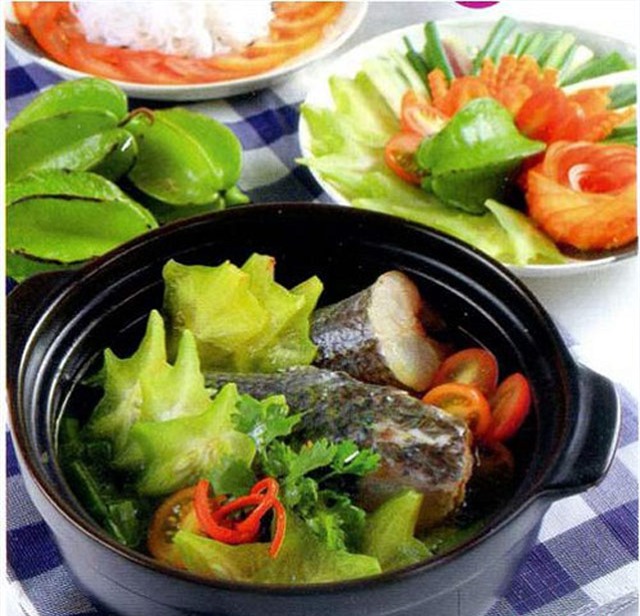 Dùng những chất chua như khế, chanh, mẻ, giấm, me... nấu với cá sẽ làm bớt hoặc hết mùi tanh.