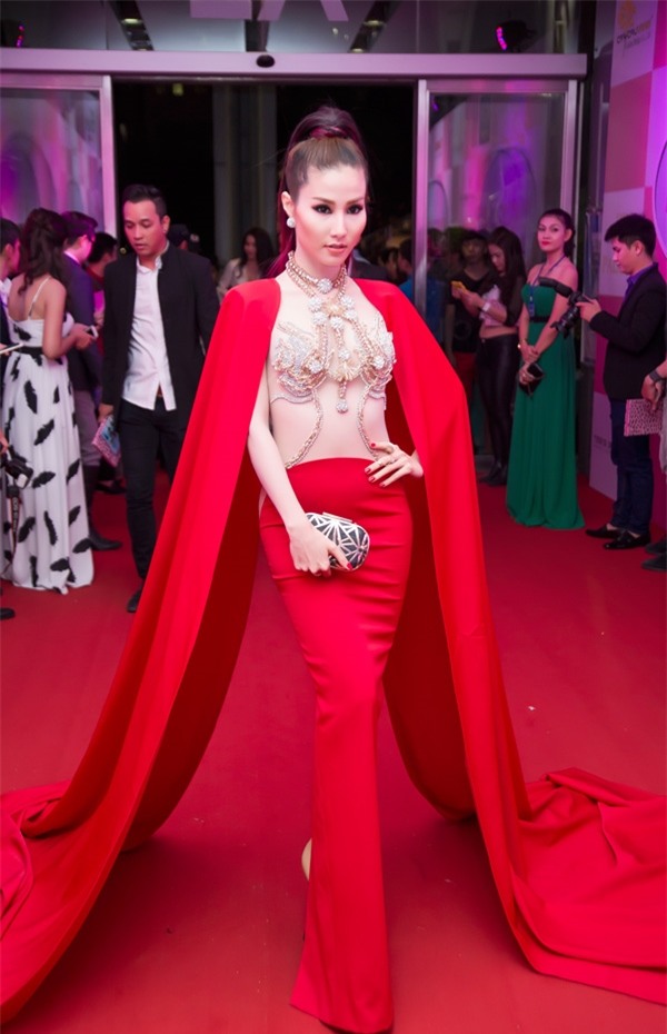 Một thiết kế tay cape khác từng giúp Diễm My giành giải Nữ hoàng thảm đỏ tại Đêm hội chân dài 2015. Phần váy bên trong khá lạ mắt với đường cắt, nối hình vòng cung ngay thắt eo.