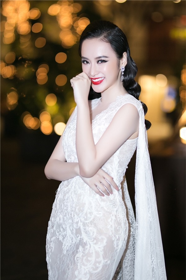 Tham gia đêm tiệc vào tối qua (18/12), Angela Phương Trinh cuốn hút mọi ánh nhìn với chiếc váy ren ôm sát gợi cảm. Thiết kế nhấn nhá bằng phần áo choàng cape cầu kì phía sau có đường cắt xẻ rộng.
