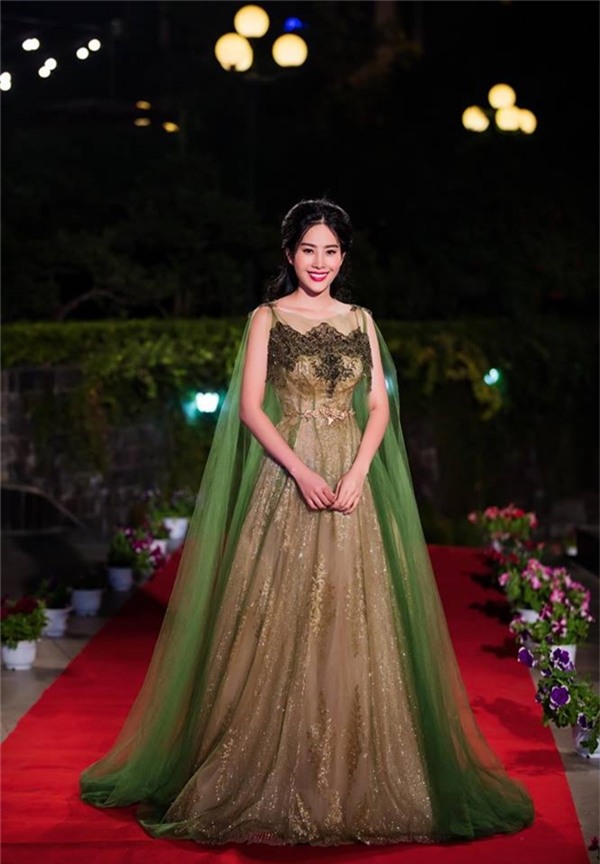 Cuộc chiến váy tay cape của Phương Trinh và loạt mỹ nhân Việt