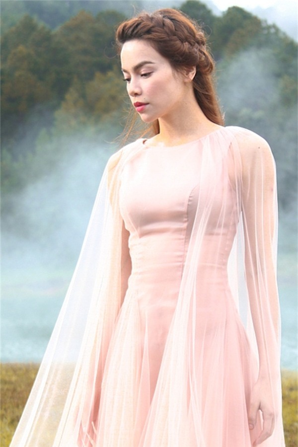 Hồ Ngọc Hà mơ màng, đẹp mong manh tựa thiên thần giữa khung trời Đà Lạt mộng mơ với thiết kế màu hồng pastel ngọt ngào xu hướng màu sắc chủ đạo trong năm 2016 này.