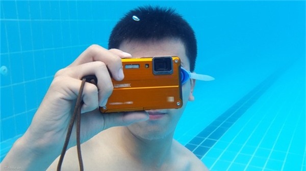 Chụp ảnh dưới nước là tính năng hiện được rất nhiều bạn trẻ ưa thích.