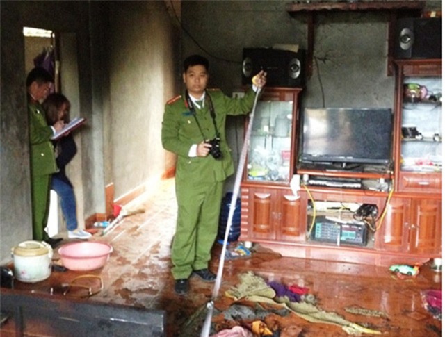 Hòa Bình: Bố đi nhậu về khóa cửa đốt nhà, hai con gái bị bỏng nặng - Ảnh 1.