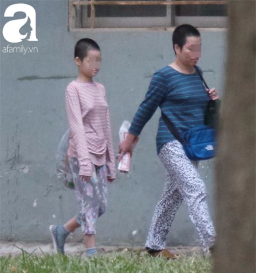 Hà Nội: Trầm cảm, mẹ cạo đầu, nhốt con gái 11 tuổi trong nhà không cho đi học vì sợ mất con - Ảnh 6.