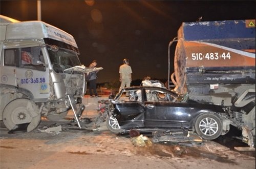 Xe Camry bị tông bẹp dúm trên cầu Phú Mỹ, tài xế tử vong