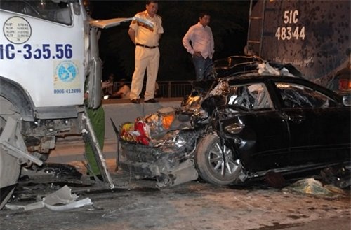 Xe Camry bị tông bẹp dúm trên cầu Phú Mỹ, tài xế tử vong