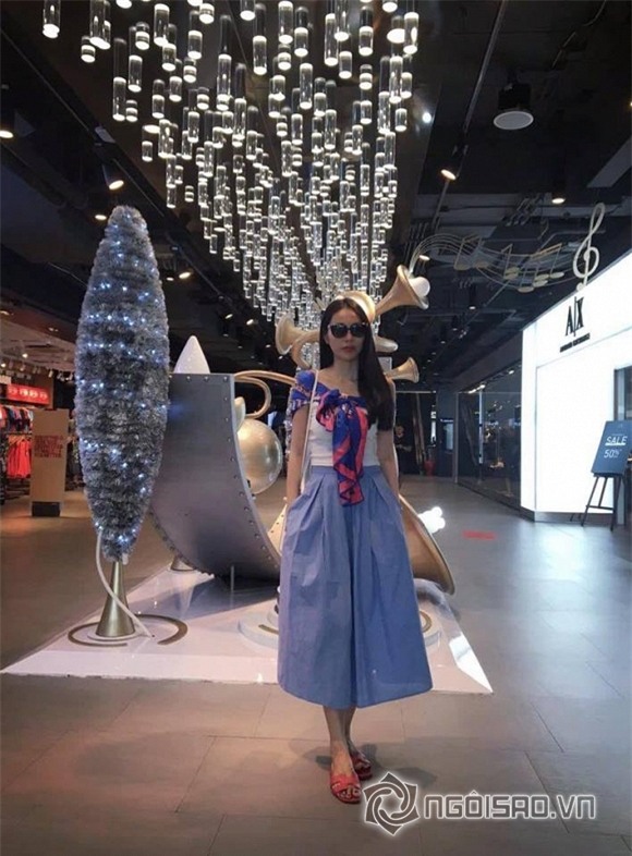 Thủy Tiên - Công Vinh tình cảm dạo phố, ăn vặt cùng nhau 2