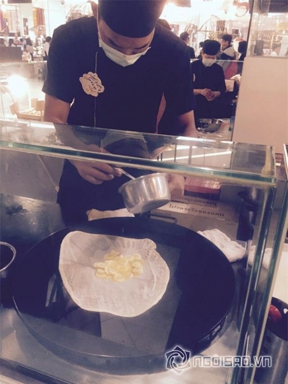 Thủy Tiên - Công Vinh tình cảm dạo phố, ăn vặt cùng nhau 0