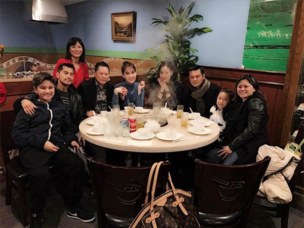 Bạn trai thoải mái giới thiệu Ngọc Trinh với các con cháu trong gai đình.