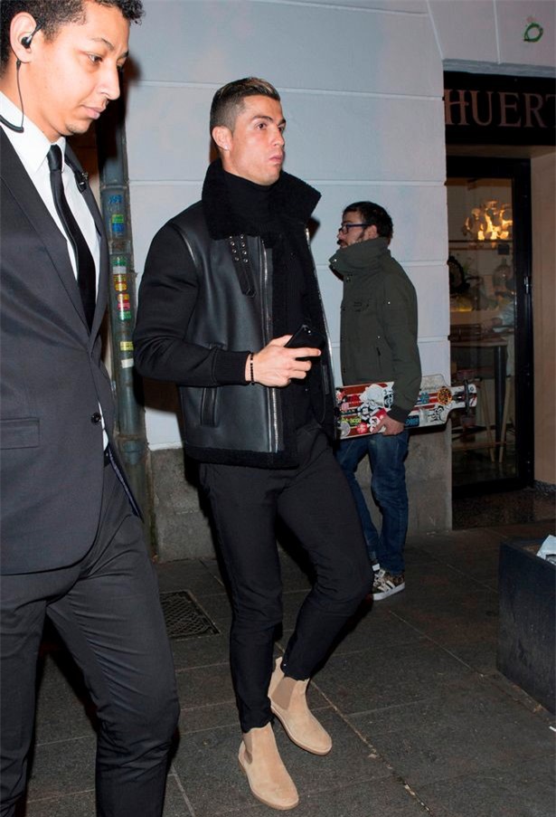 Ronaldo an mung chuc vo dich cung ban gai moi hinh anh 1