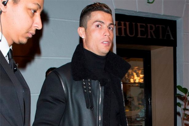 Ronaldo an mung chuc vo dich cung ban gai moi hinh anh 2