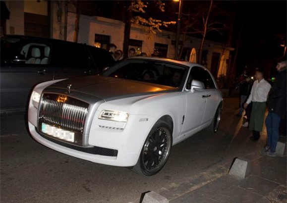 Ronaldo an mung chuc vo dich cung ban gai moi hinh anh 4