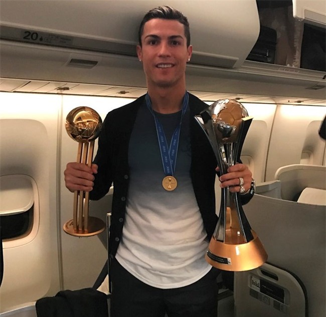 Ronaldo an mung chuc vo dich cung ban gai moi hinh anh 5