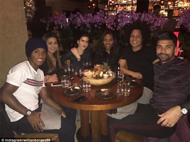 Dan sao Chelsea bay khap the gioi trong 3 ngay nghi hinh anh 6