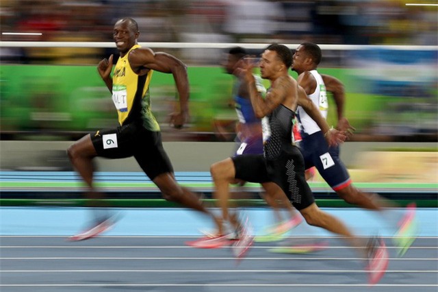Usain Bolt nhẹ nhàng lướt theo gió và tạo dáng với máy ảnh trong phần thi ở Olympic 2016. Bức ảnh tựa như lời khẳng định về sự thống trị của Tia chớp