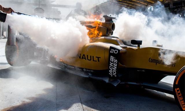 Chiếc xe F1 của tay đua Kevin Magnussen bỗng dưng bốc cháy khi anh đang tranh tài ở đường đua Malaysia GP