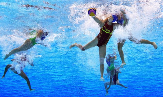 Khoảnh khắc tranh bóng quyết liệt của các VĐV bóng nước ở Olympic Rio 2016